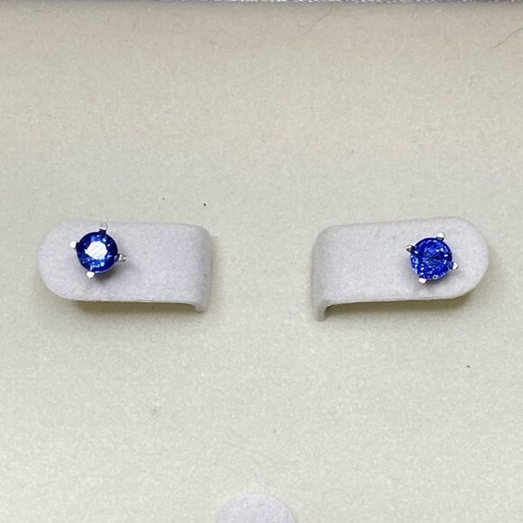 💛 Classic 14k White Gold Sapphire Stud Earrings - Picture 2 of 5